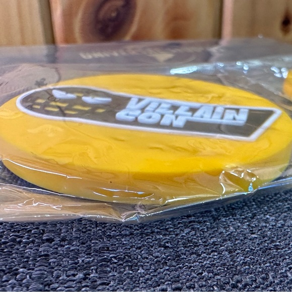 Minions Villain Con Magnet set of 2 Universal Studios Parks NWT - Picture 6 of 7